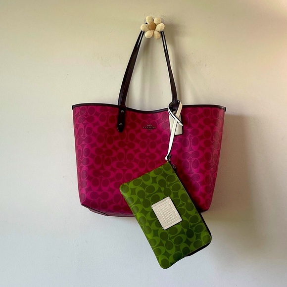 Coach REVERSIBLE CITY TOTE IN BLOCKED SIGNATURE CANVAS - Picture 7 of 10